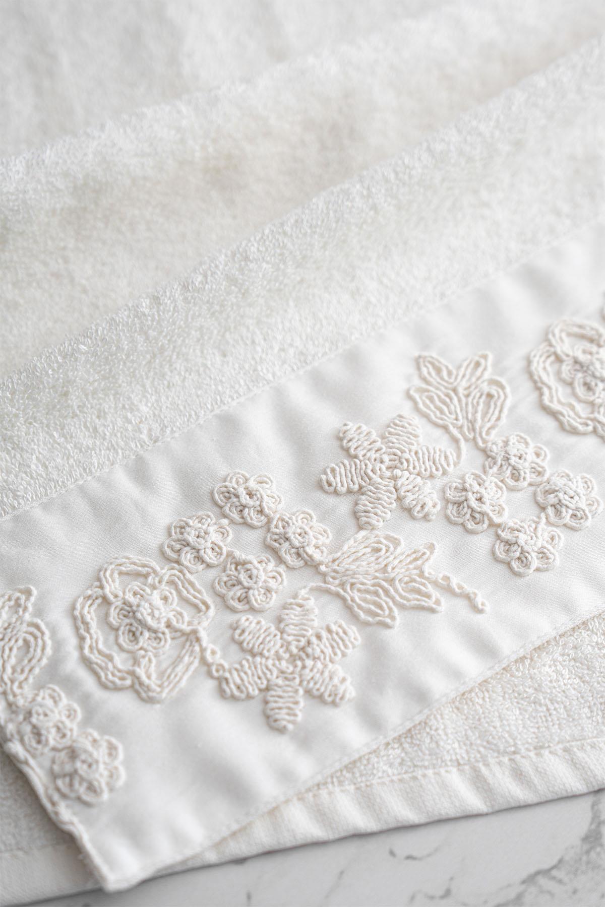 Madeira 3 Boyutlu Örgü Çiçek İşlemeli Yüz Havlusu (50 x 90 cm)