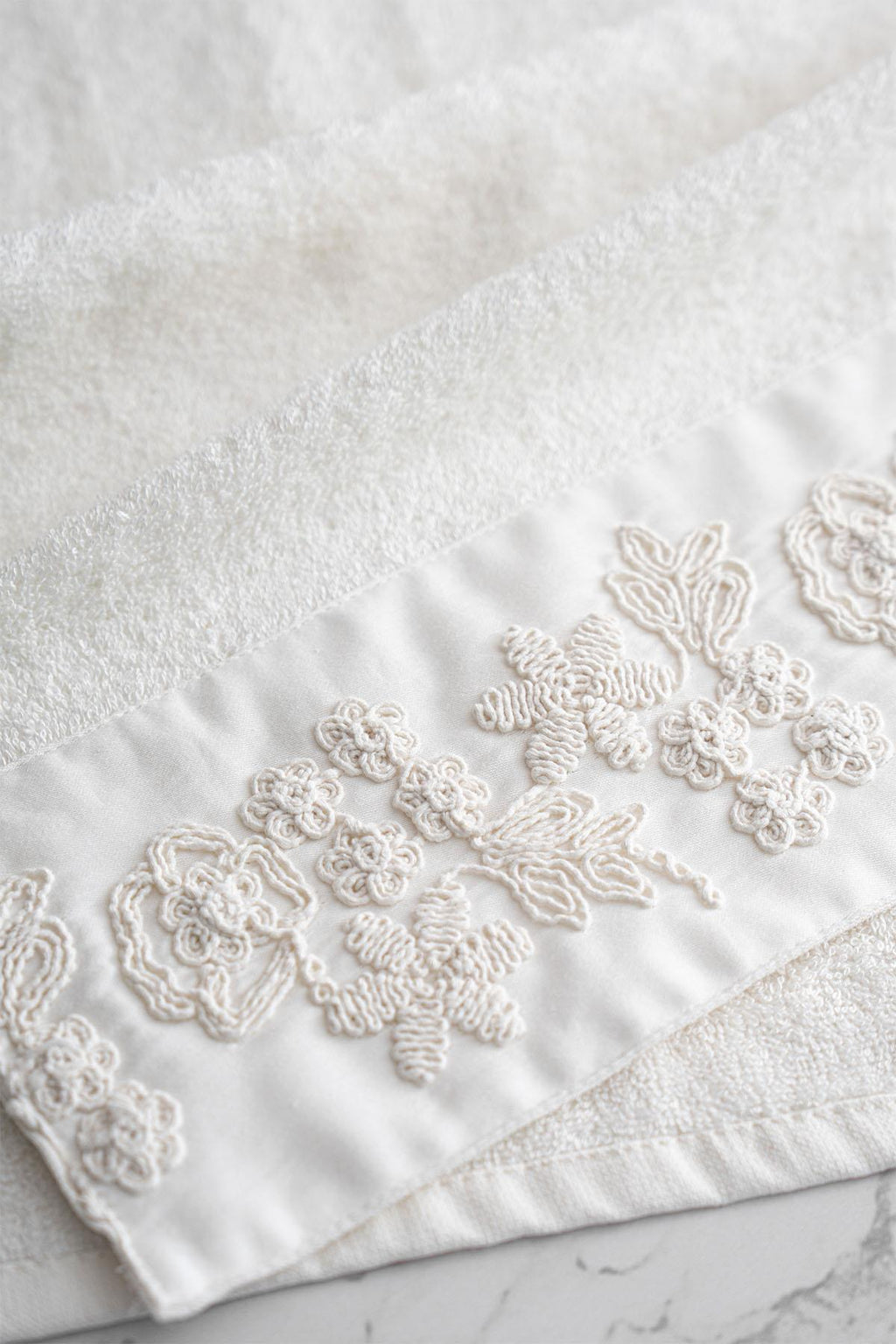 Madeira 3 Boyutlu Örgü Çiçek İşlemeli Yüz Havlusu (50 x 90 cm)