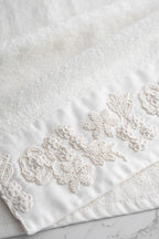 Madeira 3 Boyutlu Örgü Çiçek İşlemeli Yüz Havlusu (50 x 90 cm)