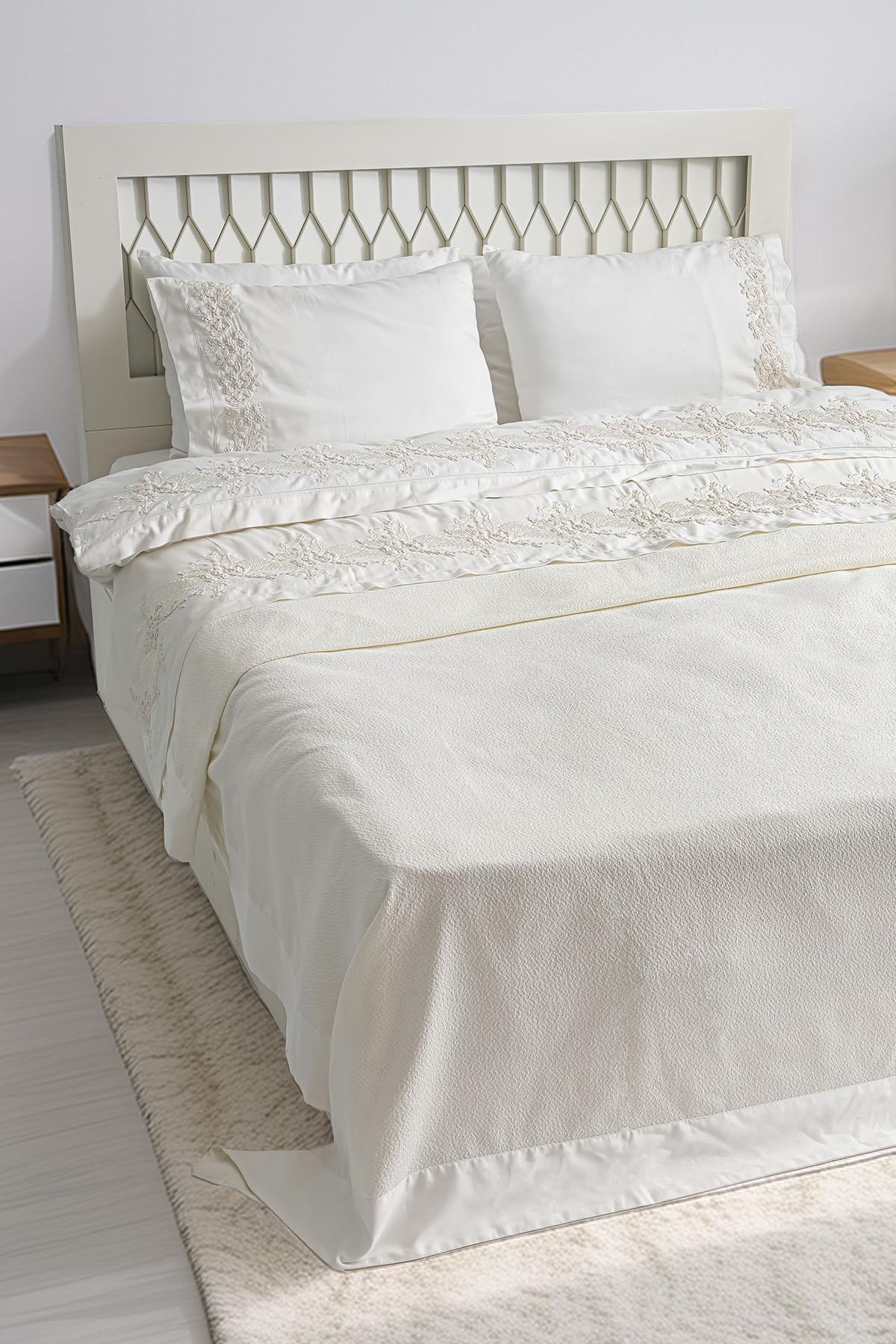 Madeira 3 Boyutlu Örgü Çiçek İşlemeli Çift Kişilik 7 Parça Nevresim + Pike Set