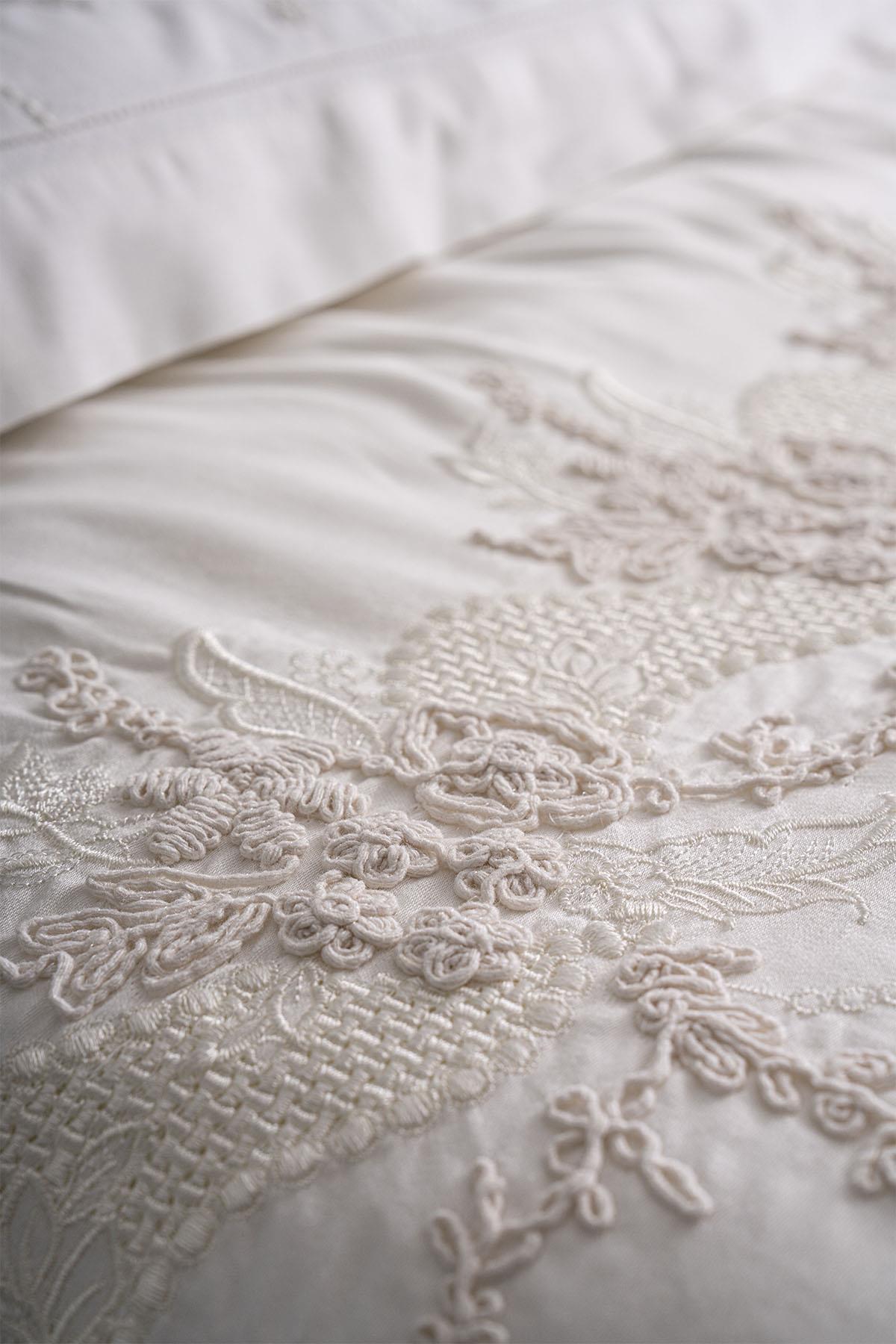 Madeira 3 Boyutlu Örgü Çiçek İşlemeli Çift Kişilik 7 Parça Nevresim + Pike Set