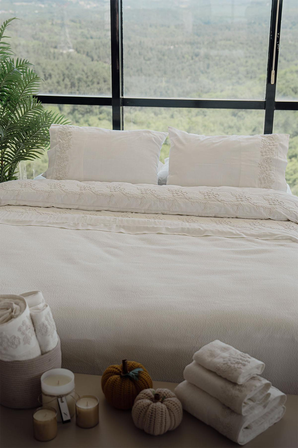 Madeira 3 Boyutlu Örgü Çiçek İşlemeli Çift Kişilik 7 Parça Nevresim + Pike Set