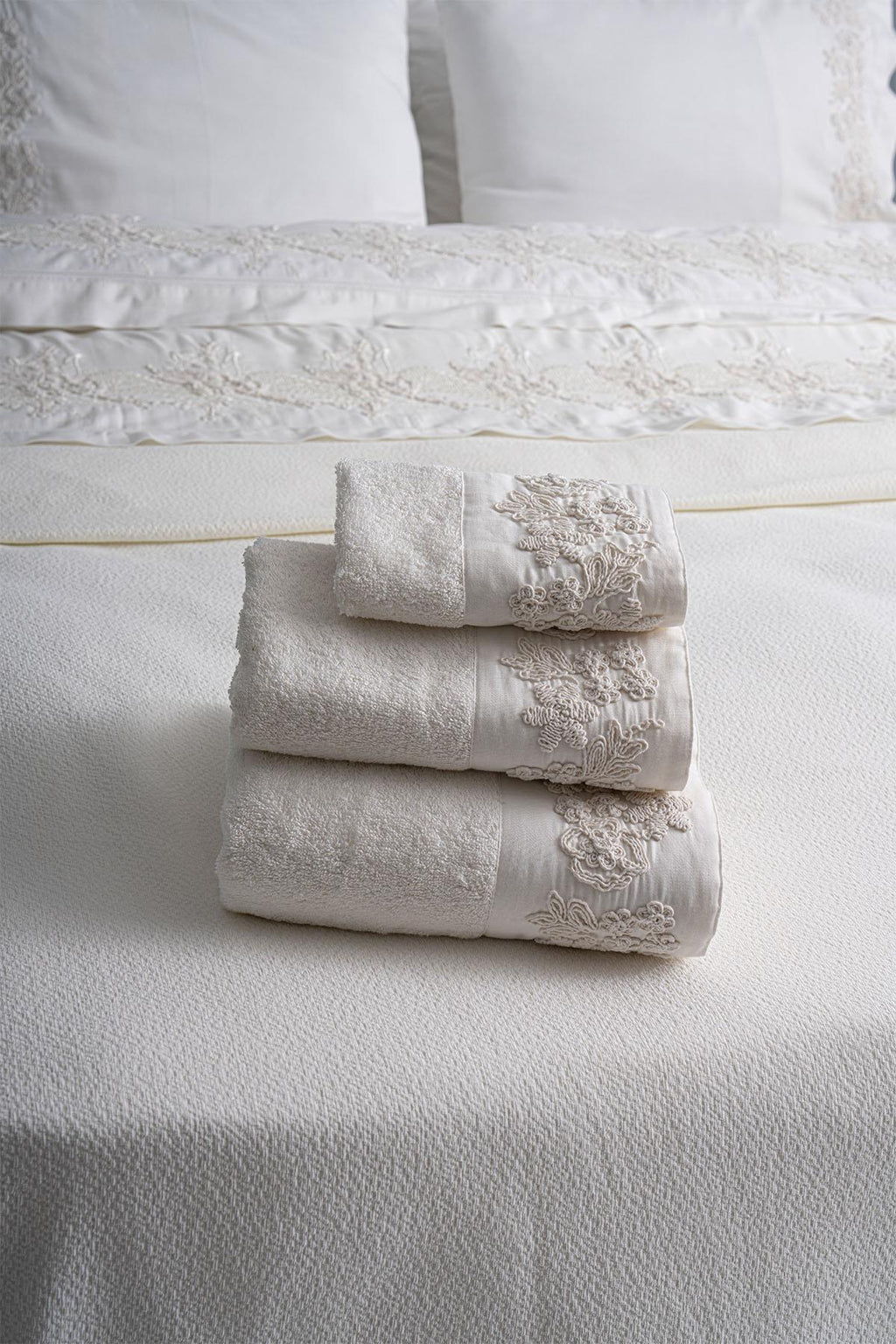 Madeira 3 Boyutlu Örgü Çiçek İşlemeli Çift Kişilik 7 Parça Nevresim + Pike Set