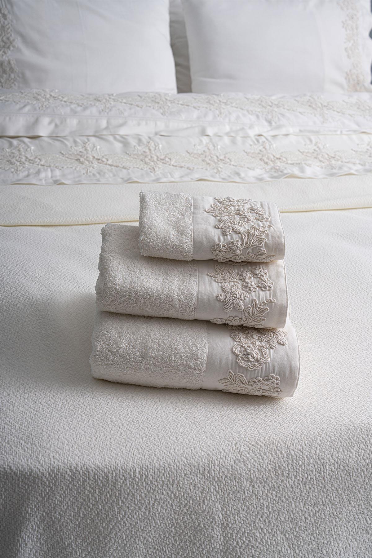 Madeira 3 Boyutlu Örgü Çiçek İşlemeli Çift Kişilik 7 Parça Nevresim + Pike Set