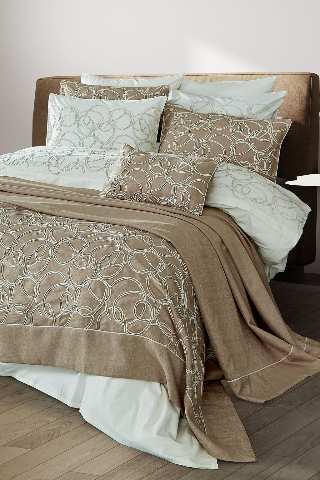 Mathilda Nakışlı Çift Kişilik 10 Parça Nevresim + Pike Set