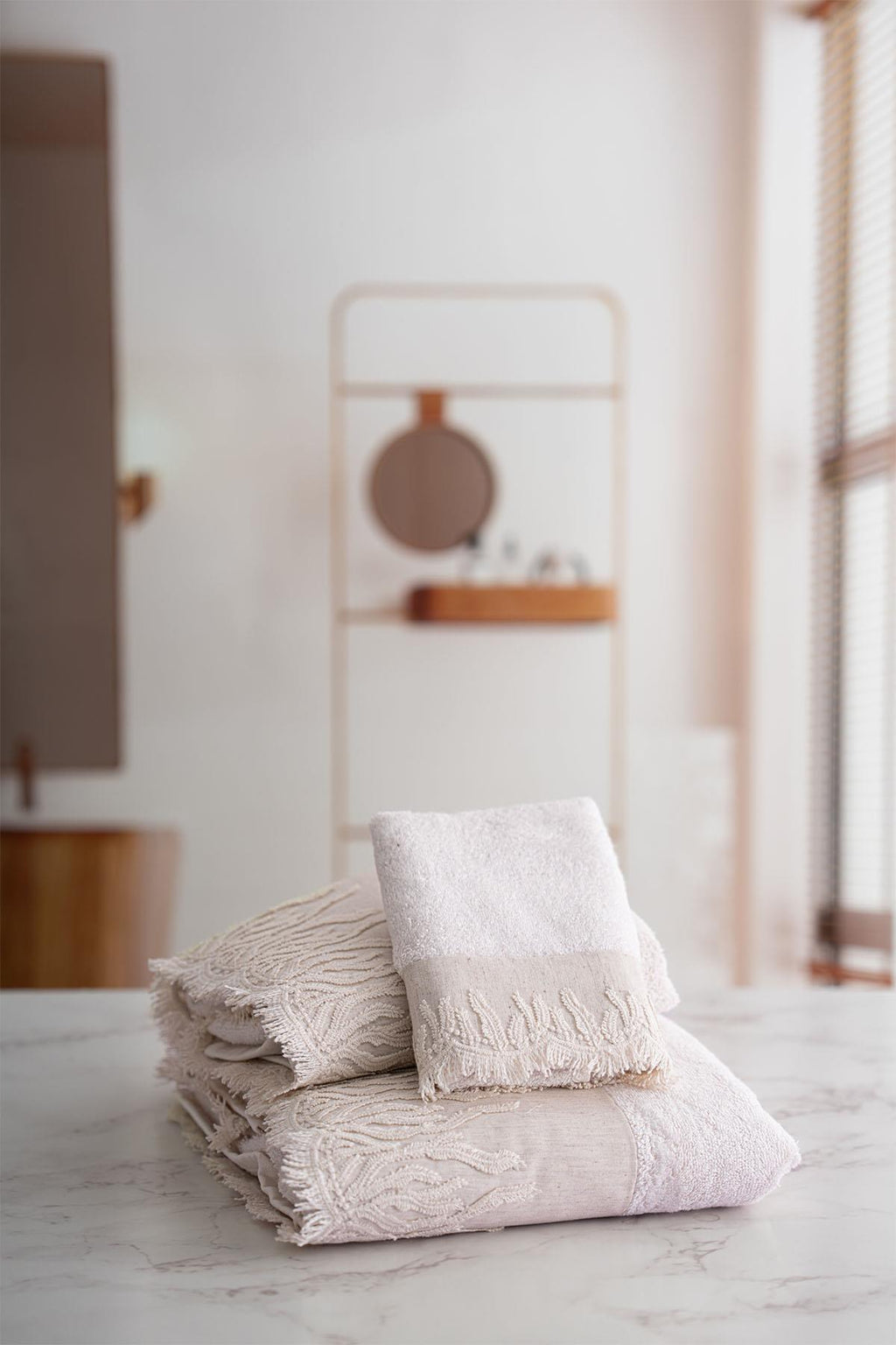 Mercan İşlemeli Püsküllü Banyo Havlusu (90 x 150 cm)