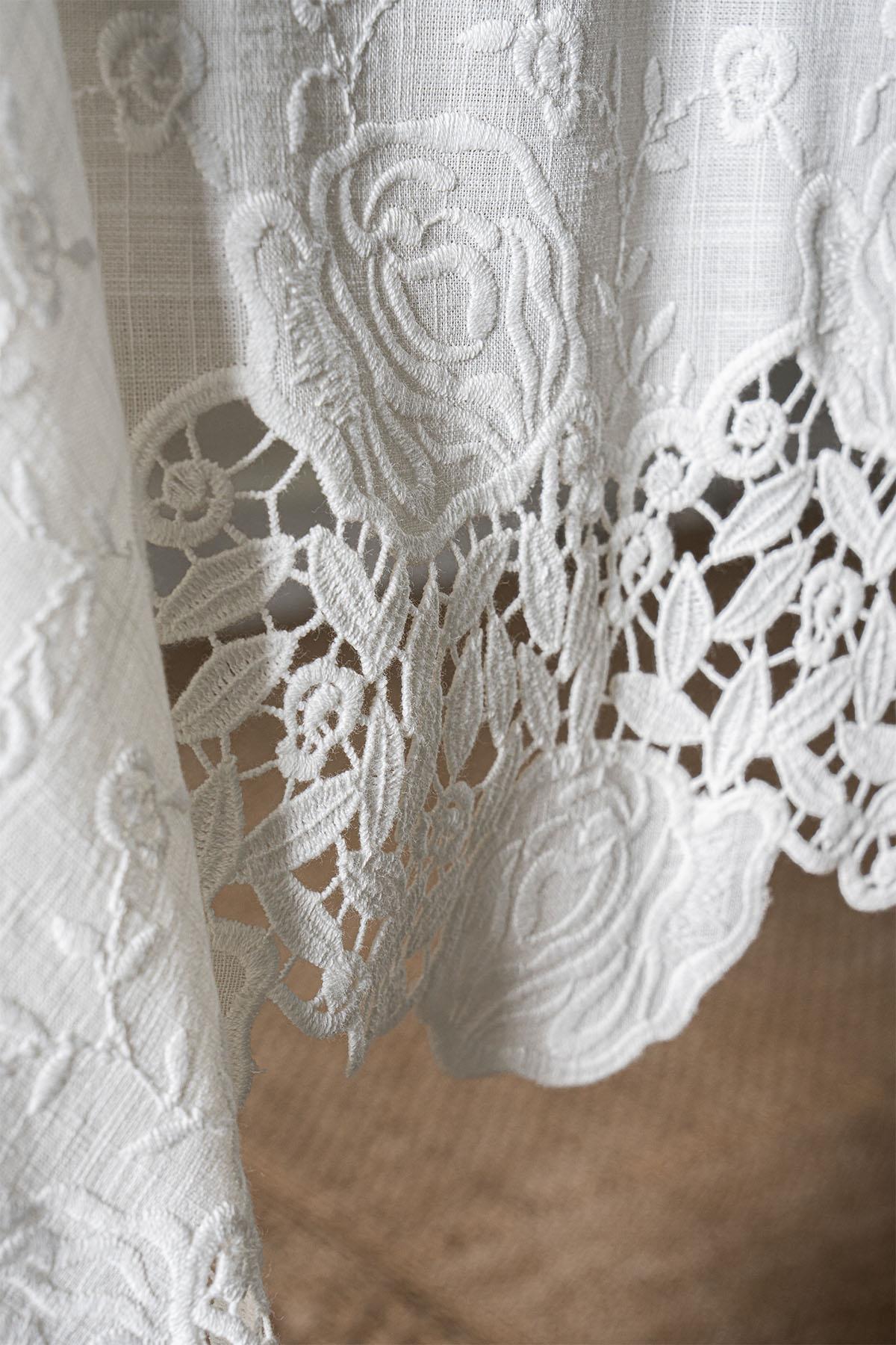 Morena Çiçek İşlemeli Leke Tutmaz Dertsiz Masa Örtüsü (160 x 260 cm)