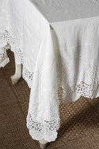 Morena Çiçek İşlemeli Leke Tutmaz Dertsiz Masa Örtüsü (160 x 260 cm)