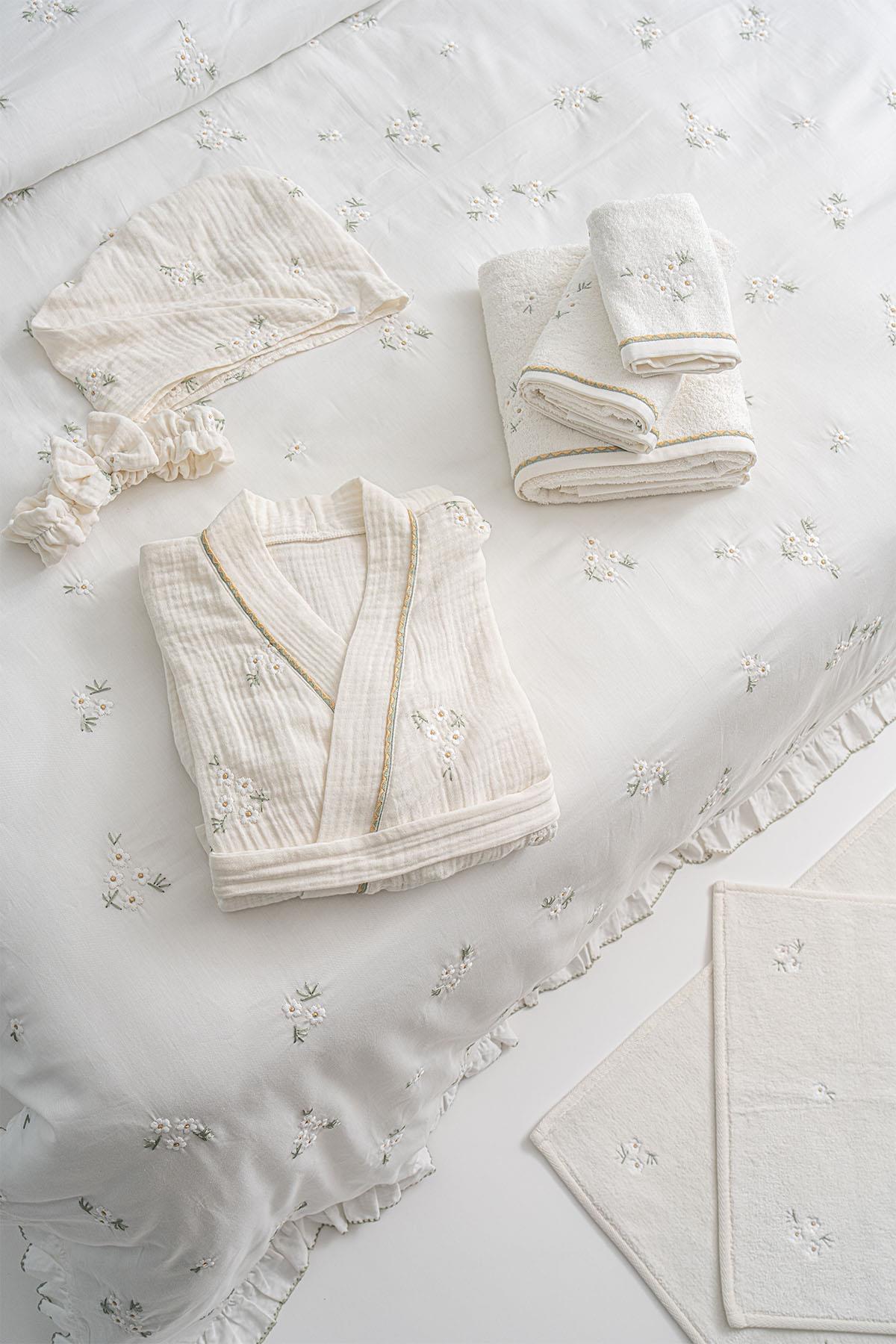 Nadia Papatya Nakışlı Pamuk Saten Çift Kişilik 6 Parça Nevresim Takımı