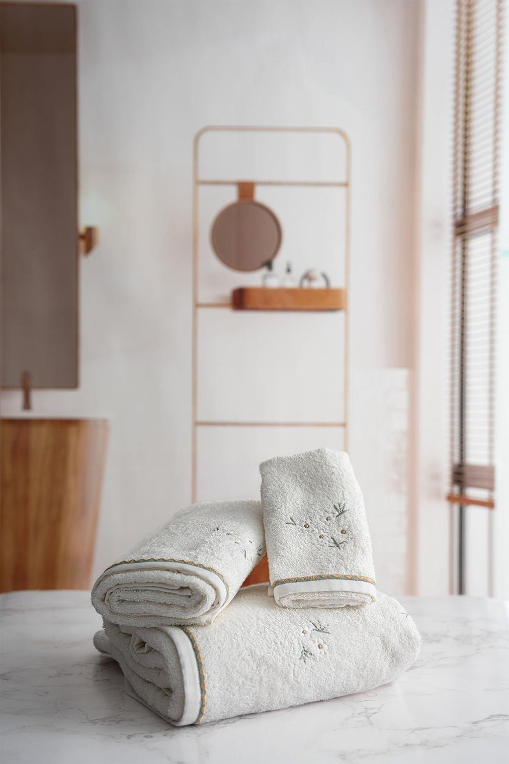 Nadia Papatya Nakışlı Banyo Havlusu (90 x 150 cm)