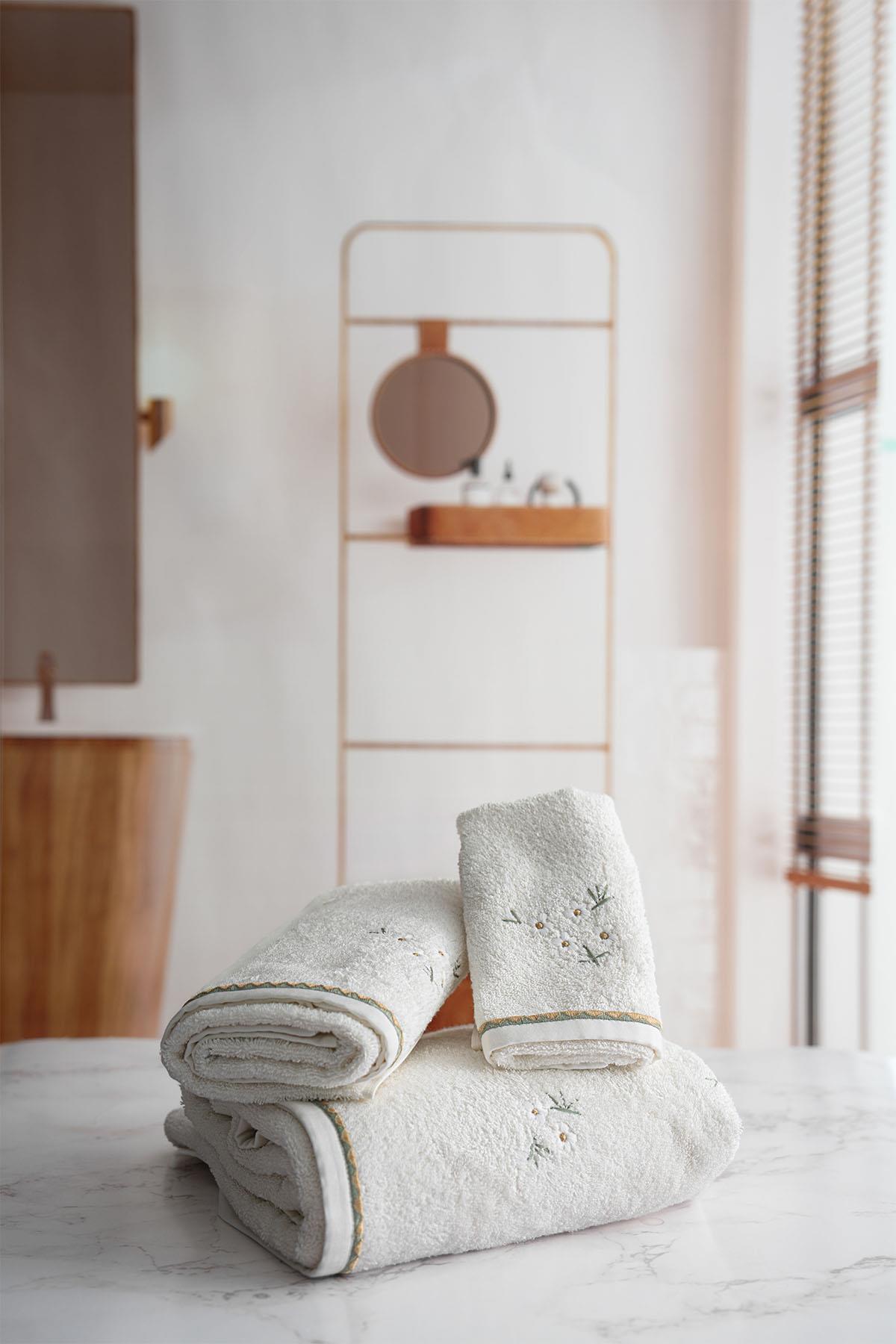 Nadia Papatya Nakışlı El Havlusu (30 x 50 cm)