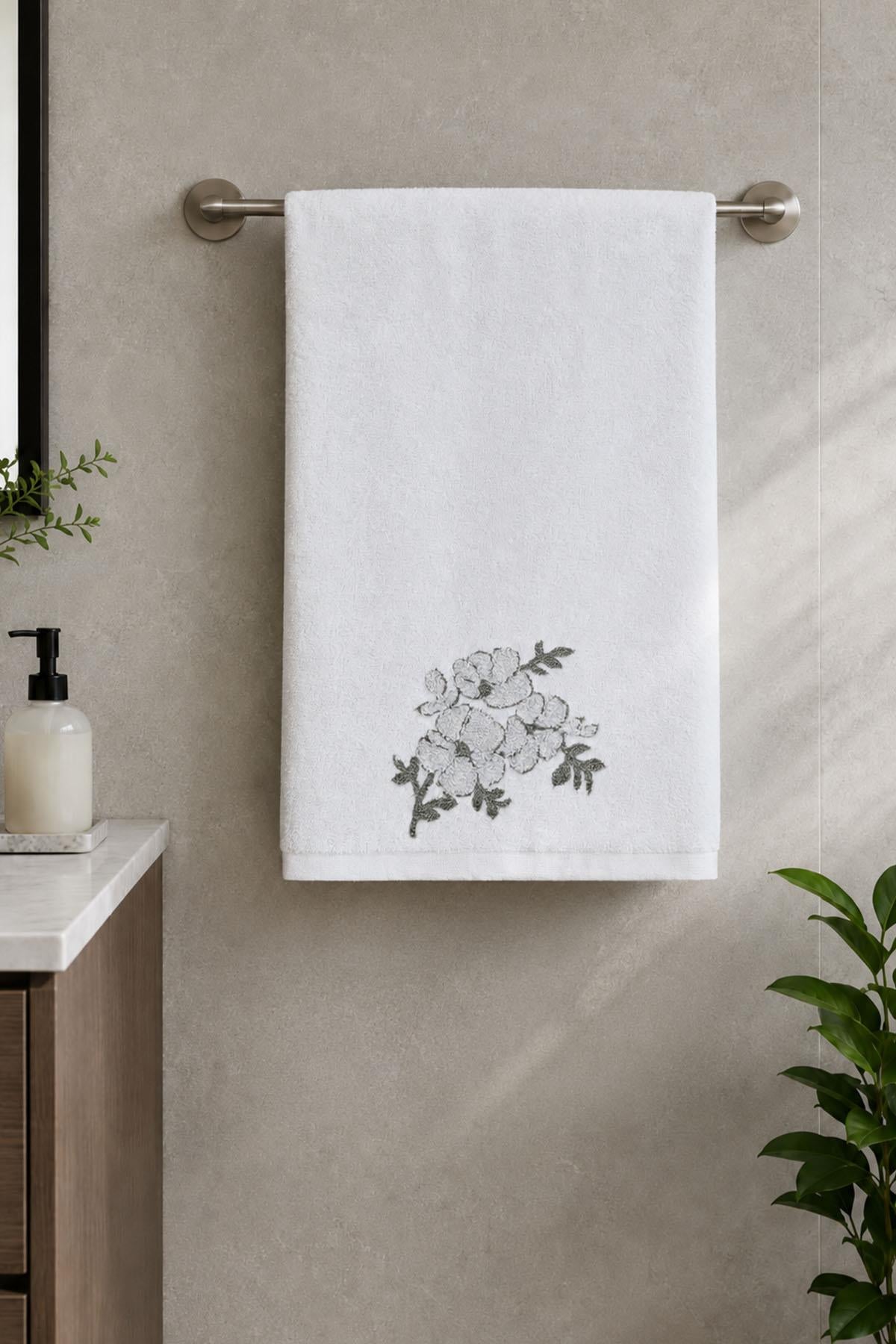 Nella Çiçek Desenli Banyo Havlusu (90 x 150 cm)