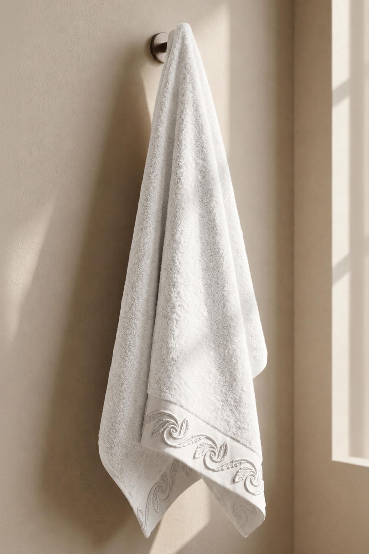 Latina Burgu Yaprak Nakışlı Banyo Havlusu (90 x 150 cm)