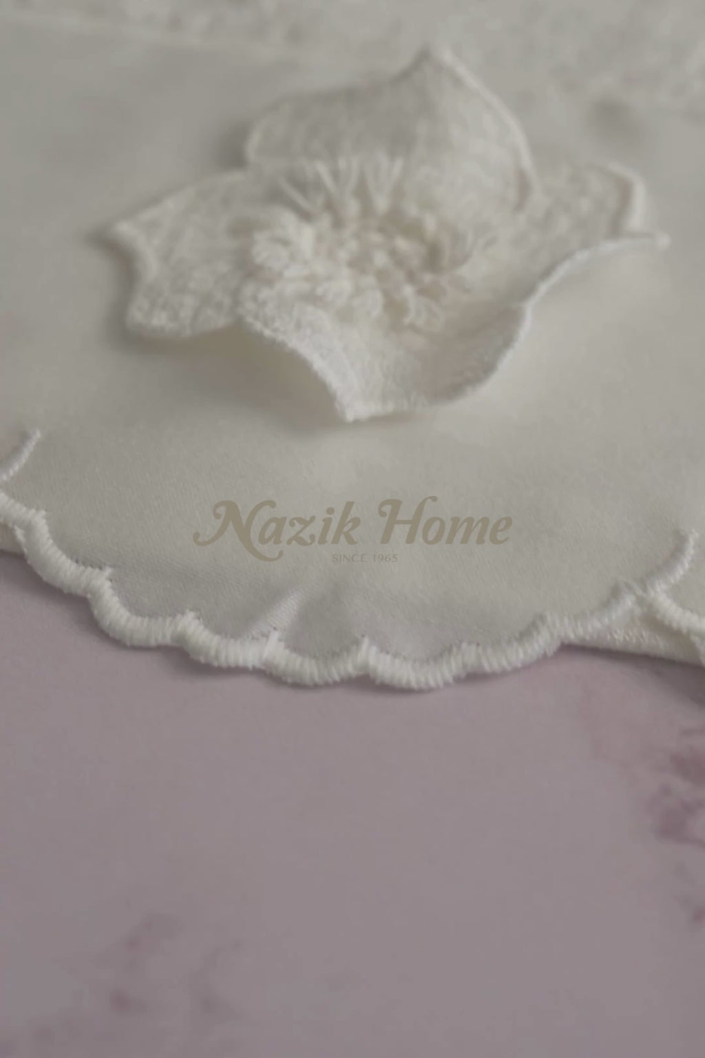 Hanzade Çiçek İşlemeli El Havlusu (30 x 50 cm)