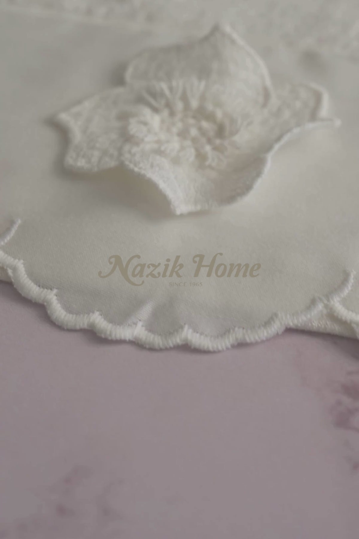 Hanzade Çiçek İşlemeli Yüz Havlusu (50 x 90 cm)