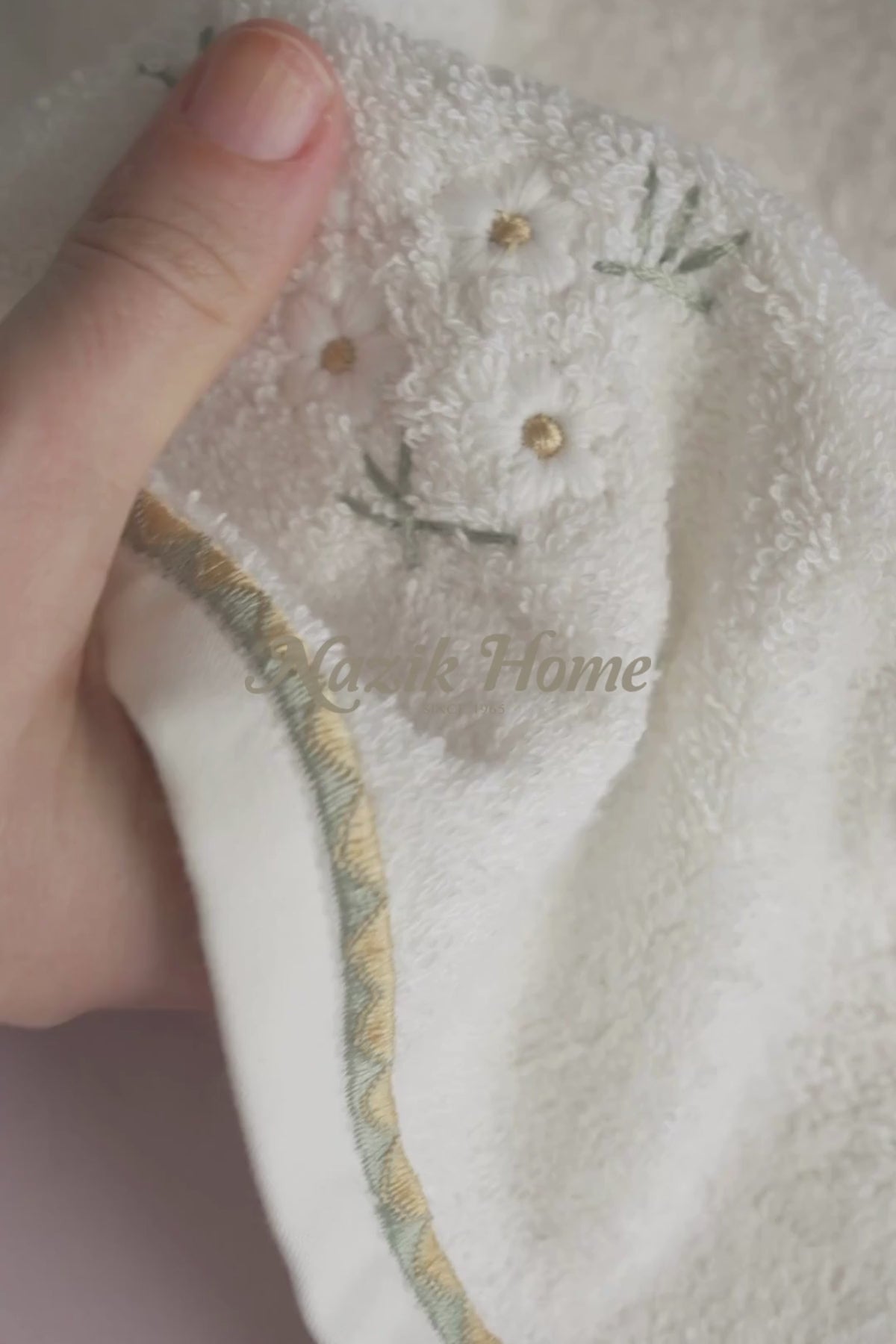 Nadia Papatya Nakışlı Banyo Havlusu (90 x 150 cm)