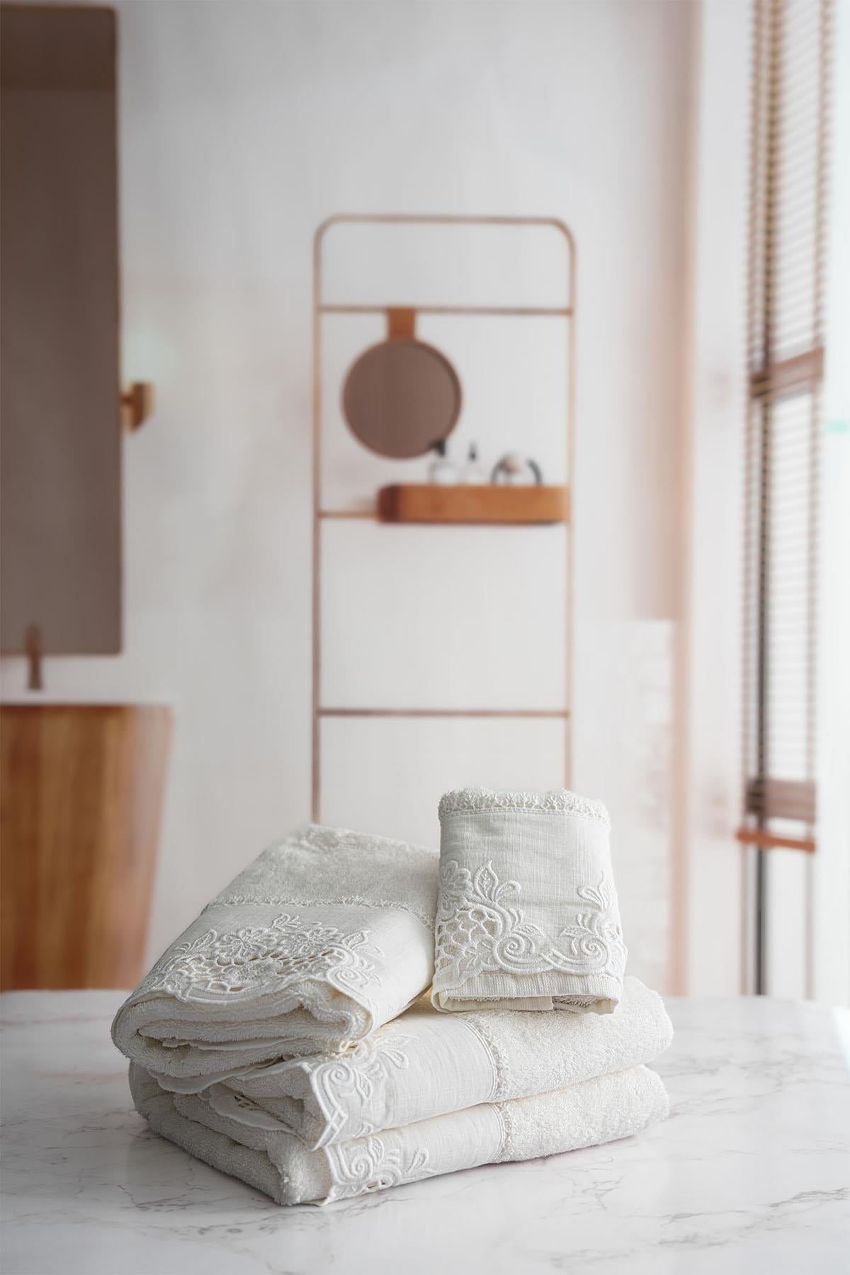 Puerta Çiçek İşlemeli Banyo Havlusu (90 x 150 cm)