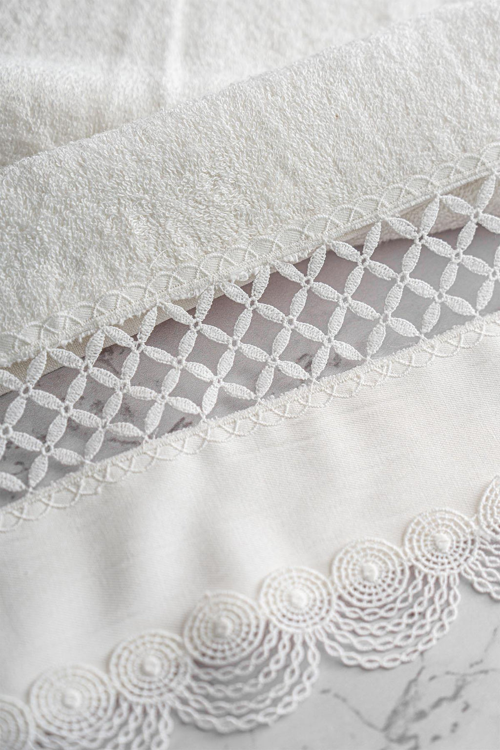 Queen İşlemeli El Havlusu (30 x 50 cm)