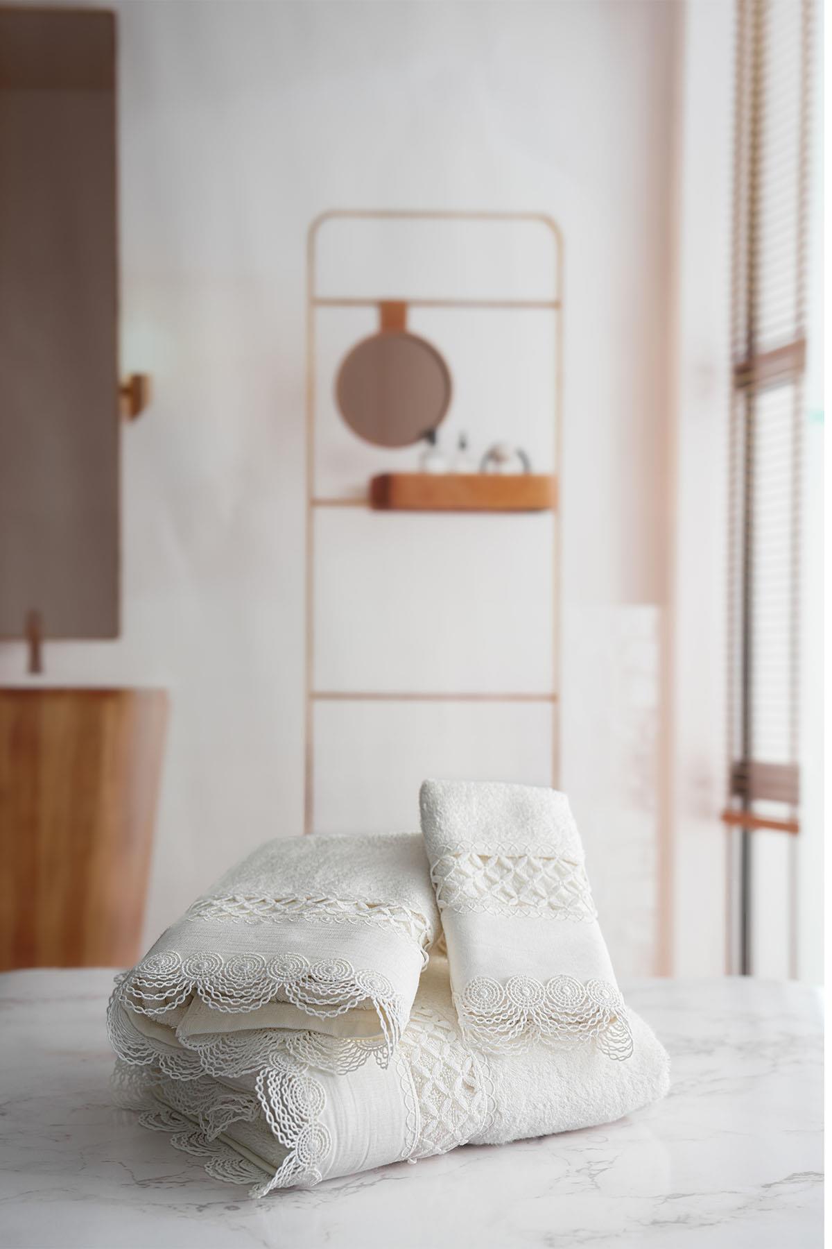 Queen İşlemeli El Havlusu (30 x 50 cm)