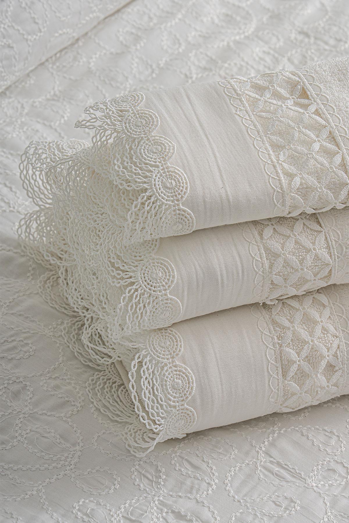 Queen İşlemeli El Havlusu (30 x 50 cm)