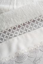 Queen İşlemeli Yüz Havlusu (50 x 90 cm)