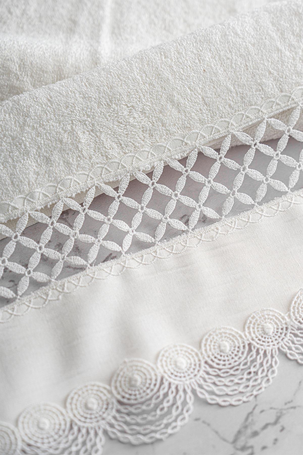 Queen İşlemeli Yüz Havlusu (50 x 90 cm)