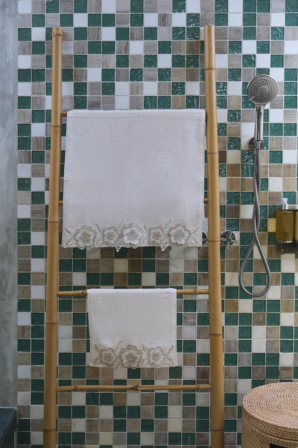 Sedef Çiçek Dantelli Banyo Havlusu (90 x 150 cm) - Nazik Home - Yuvama Değer!