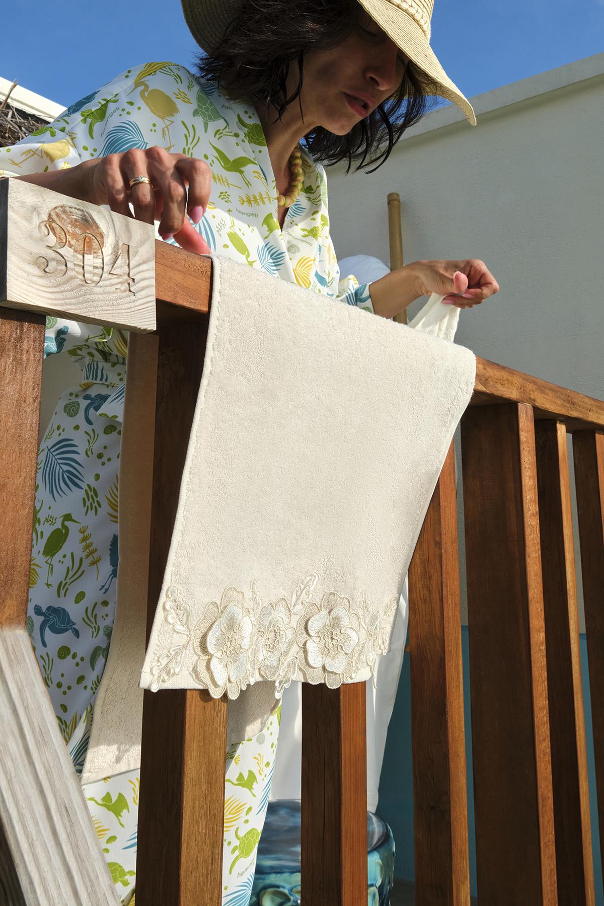 Sedef Çiçek Dantelli Yüz Havlusu (50 x 90 cm)