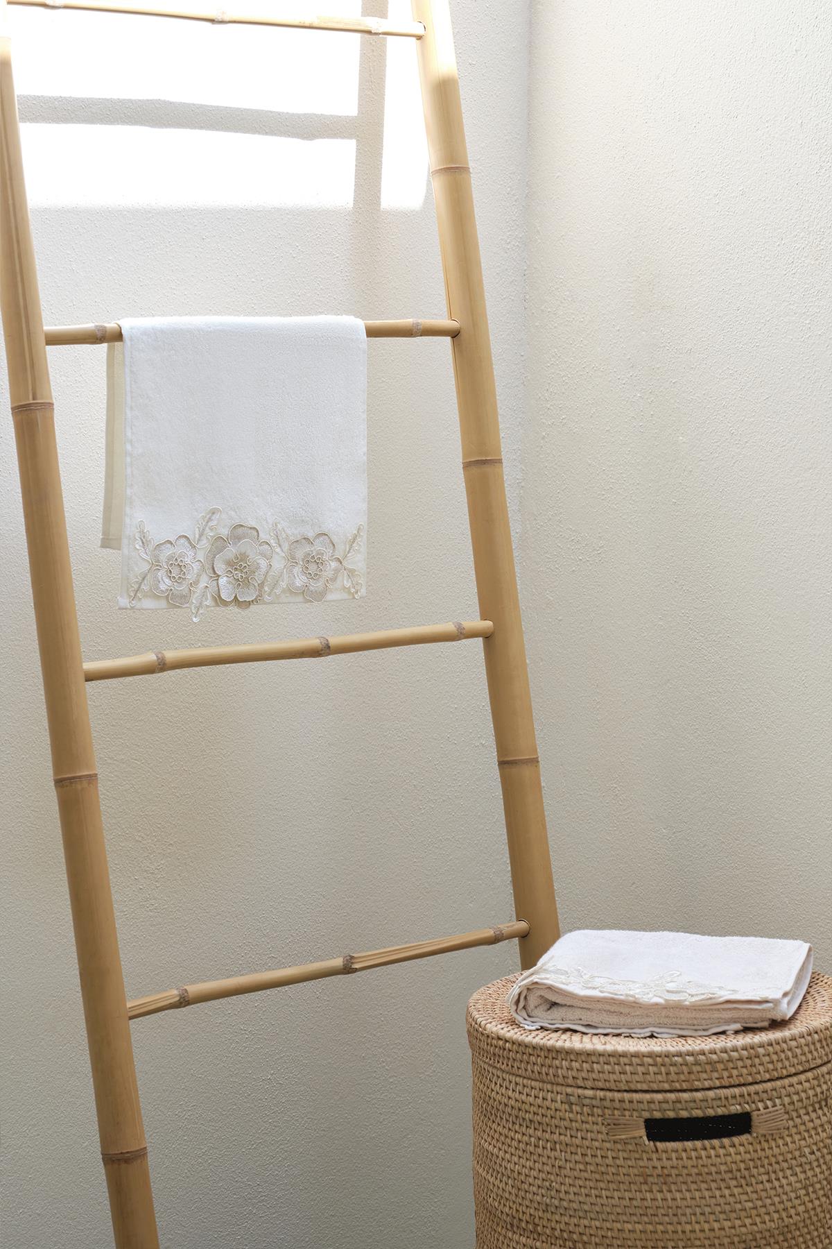 Sedef Çiçek Dantelli Yüz Havlusu (50 x 90 cm)