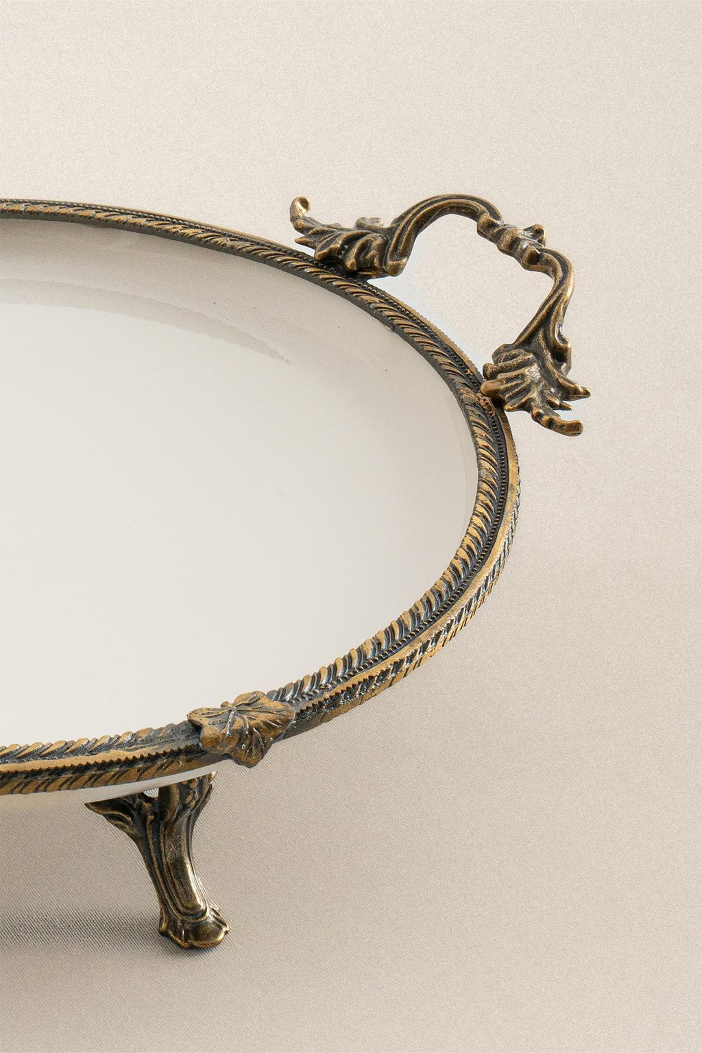 Sierra Eskitme Detaylı Kulplu Porselen Sunumluk Yuvarlak (25 cm) - Nazik Home - Yuvama Değer!