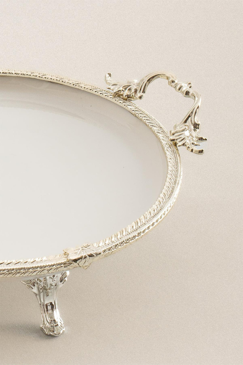 Sierra Gümüş Detaylı Kulplu Porselen Sunumluk Yuvarlak (25 cm) - Nazik Home - Yuvama Değer!