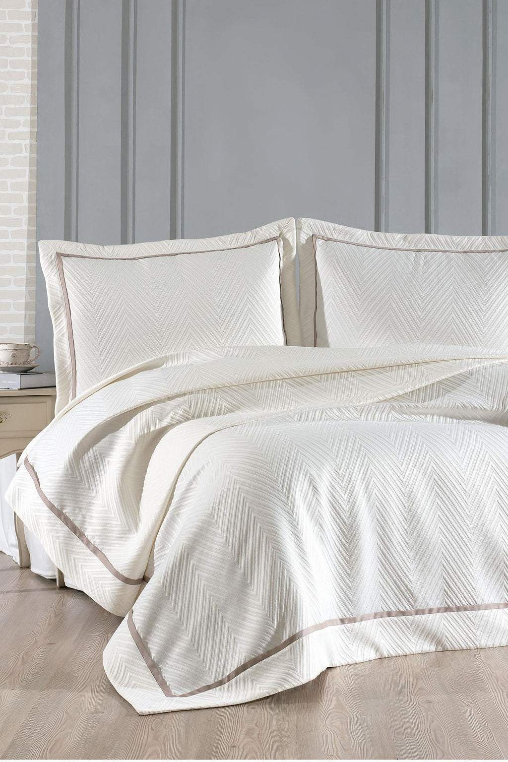 Soreno Çizgi Detaylı Çift Kişilik Yatak Örtüsü