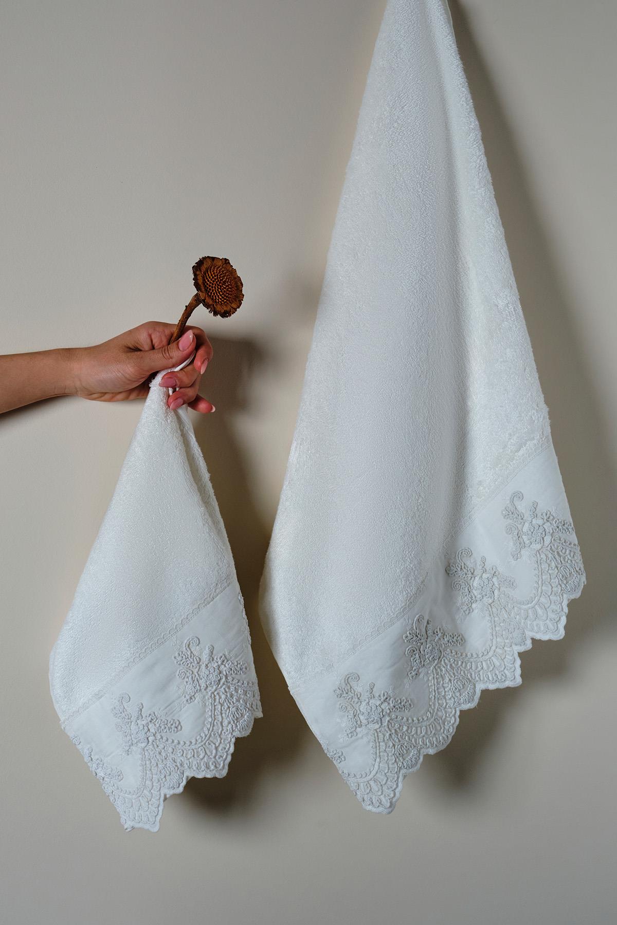 Tual İşlemeli Banyo Havlusu (90 x 150 cm)