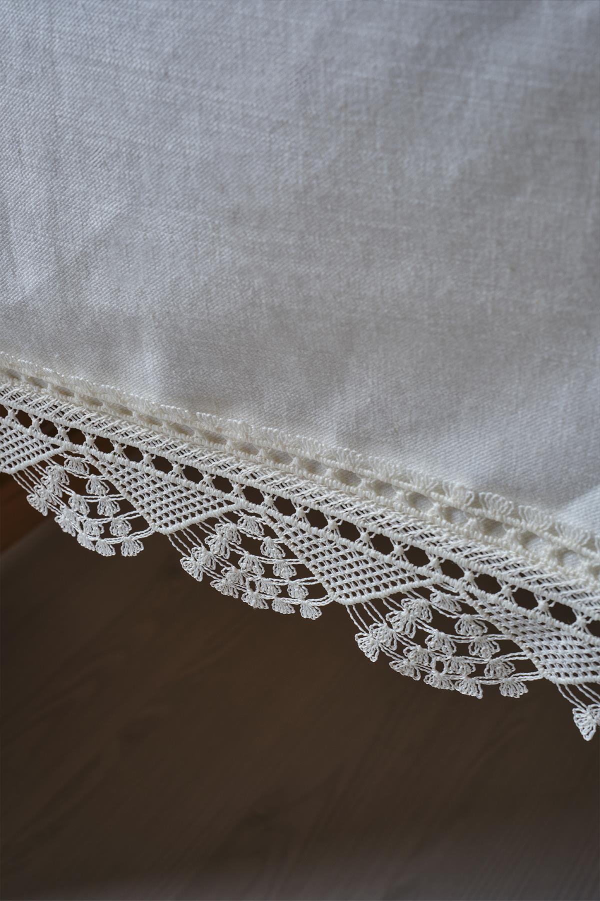 Zarif Dantelli Leke Tutmaz Masa Örtüsü (160 x 260 cm) - Nazik Home - Yuvama Değer!